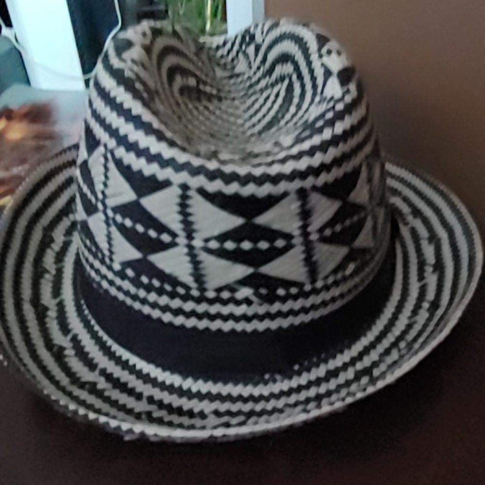 An Abercrombie and fitch straw hat - Picture 1 of 2